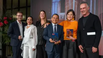 Los ganadores del Premio al Mejor Proyecto 2026: el equipo de ILV* Isabel López Vilalta y de la firma Kaldewei. La distinción fue entregada por Ramón Esteve.
