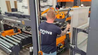 $!Un operario ante la Stretch Hood Techmax, de Innova Group.