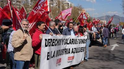 La protesta de este viernes, ante las puertas de la sede de Ascer en Castelló.
