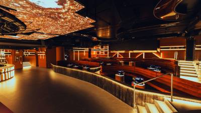 $!El nuevo diseño incorpora mobiliario curvo prefabricado en hormigón 3D, que define la nueva distribución de la sala.