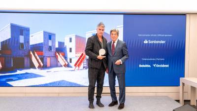 Héctor Colonques, presidente de Porcelanosa, entrega al arquitecto Alejandro Aravena el Premio Honorífico de Arquitectura Internacional 2025.