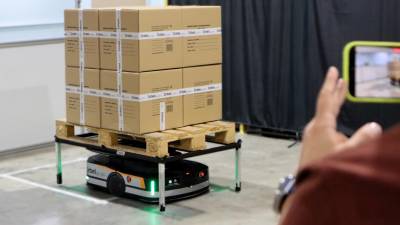 $!Un robot móvil de plataforma durante una de las demostraciones de transporte de cargas paletizadas.