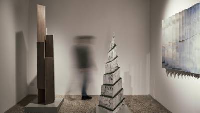 La exposición reflexiona sobre la cerámica como material arquitectónico, explorando su capacidad estructural, sensorial y simbólica a través de esculturas experimentales.