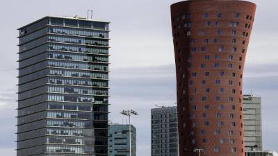 $!Renaissance Barcelona Fira Hotel (Jean Nouvel) y Hotel Porta Fira (Toyo Ito).