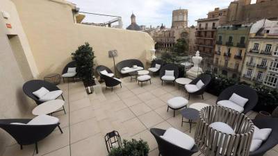$!Terraza del hotel Palacio de Vallier con vistas a la plaza de la Virgen.