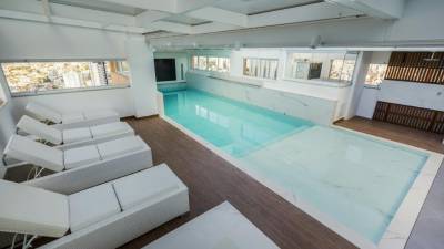 $!Coverlam Estatuario en el interior de la piscina contrasta con la madera cerámica antideslizante en el contorno de la piscina.