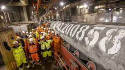 Un grupo de trabajadores celebra el final de las obras del gasoducto Nord Stream 2, construido para doblar las exportaciones de gas ruso a Alemania. /AXEL SCHMIDT / REUTERS