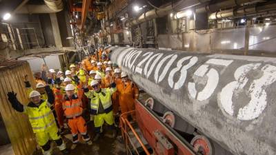 Un grupo de trabajadores celebra el final de las obras del gasoducto Nord Stream 2, construido para doblar las exportaciones de gas ruso a Alemania. /AXEL SCHMIDT / REUTERS