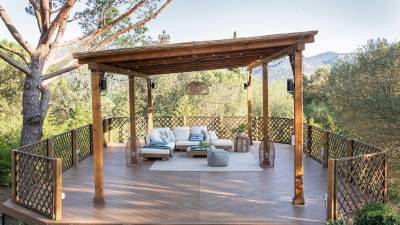 $!La pérgola de madera elevada sobre una tarima con vistas al paisaje montañoso.