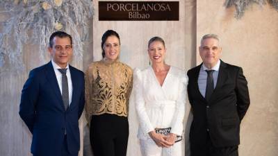 La presentadora de televisión y actriz Anne Igartiburu en la inauguración de la tienda Porcelanosa Bilbao junto dirección de Porcelanosa.