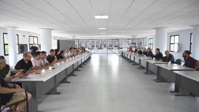 Imagen de los representantes sindicales y de la patronal Ascer, durante la constitución de la mesa negociadora del convenio.