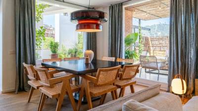 $!Un ático con terraza y abundante luz natural, decorado en tonos oscuros, por Coblonal