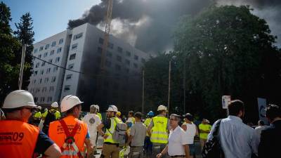 $!Varias personas han tenido que ser atendidas este miércoles por inhalación de humo, y al menos una de ellas trasladada al hospital, por el incendio que afecta a las obras de un nuevo complejo hotelero en la antigua Fábrica de Altadis de Sevilla. EFE/ Mauri Buhigas