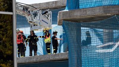 Bomberos trabajando en el edificio donde se ha derrumbado el forjado, en la calle Lezama de Madrid.