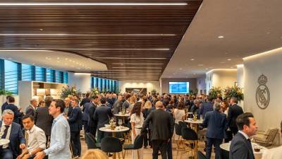 $!Los asistentes pudieron disfrutar de un coctel de bienvenida en la zona VIP del estadio Bernabéu.