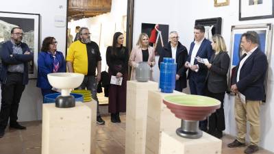 La presidenta de la Diputación de Castellón ha visitado este miércoles la muestra DreamLab de Gruppo Colorobbia en Vilafamés.