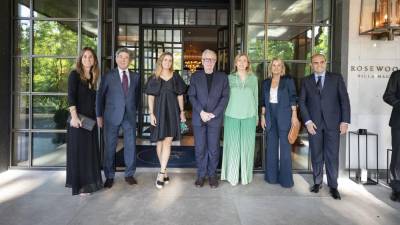 $!El arquitecto David Chipperfield junto a dirección de Porcelanosa Grupo.