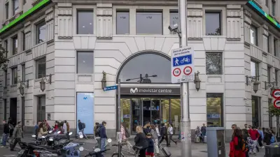 $!La entrada de la sede histórica de Telefónica en Barcelona, en una esquina de la plaza Catalunya. / MANU MITRU