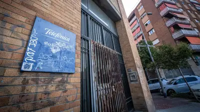 $!Un cartel de Telefónica en la sede de Sant Adrià que se derribará para construir pisos para mayores.