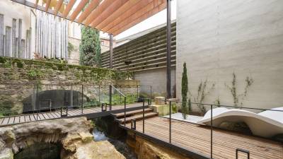 $!Patio de Cal Moliner: restos arqueológicos integrados con pasarelas de madera.