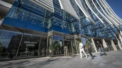 $!La entrada del edificio Estel, en el Eixample de Barcelona. / MANU MITRU