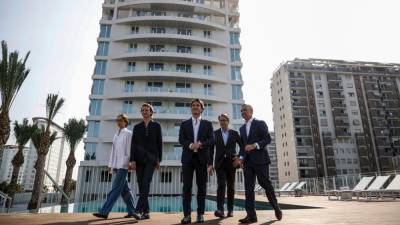 El hijo de Ricardo Bofill, Pablo Bofill (2i), el CEO de Kronos Real Estate Group, Saïd Hejal (c), y el CEO de Kronos Homes, Rui Meneses (d), durante la inauguración de la Torre Ikon, a 27 de junio de 2023, en València,