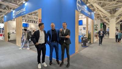 $!Fran, Francisco y Juan José Pedrosa, en el estand de Euroshrink, en la pasada edición de Cersaie.