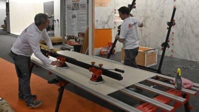 El estand de Proalso en Cevisama mostró a los visitantes a la feria la colocación de productos de gran formato.