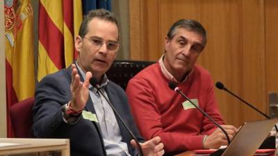 A la izquierda, Javier López, CEO de Reymansa, durante la jornada del pasado 25 de enero en las instalaciones de Ascer en Castelló.