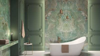$!Tonos verdosos en el cuarto de baño con Onix Jade Polished (1200x3000 mm), de Arklam.