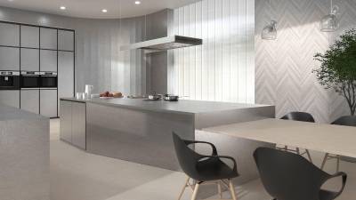 $!Xtone, Pavimento: Bottega Caliza (160x320 cm); Revestimiento: Titanium (160x320 y 160x160 cm).