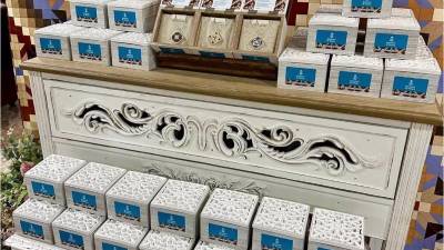 $!Colgantes de mosaico Nolla que se venderán en Meliana. / A.M.