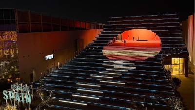 Vista nocturna del Pabellón de España diseñado por Extudio, Enorme Studio y Smart &amp; Green Design.