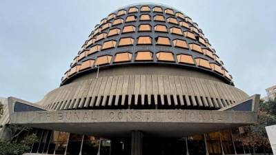 Fachada y entrada al edificio del Tribunal Constitucional en Madrid.