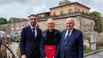Luciano Galassini, en el centro con el expresidente del Colegio de Ingenieros Industriales de Castellón y presidente fundador de Qualicer, Javier Rodríguez Zunzarren, y el secretario del congreso Javier Rodríguez Ejerique.