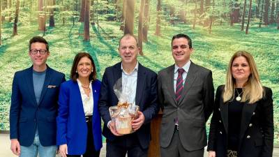 José Vicente Tomás, gerente de Kerajet, recibió una Caldera, símbolo de Almassora como reconocimiento a su trayectoria empresarial por parte de la representación del Ayuntamiento de la localidad castellonense.