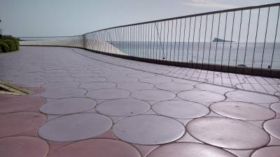 Uno de los ejemplos singulares se encuentra en el paseo de Poniente de Benidorm, donde el ITC colaboró para elegir los materiales.