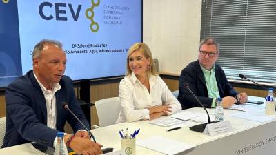El presidente de CEV, Salvador Navarro; la consellera Salomé Pradas y el presidente de la patronal en Castellón, Luis Martí.