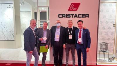 El equipo comercial de Cristacer, con clientes en Coverings 2022.