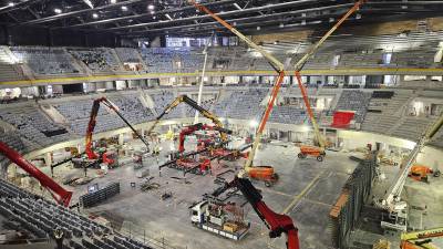 $!Medios técnicos y humanos de Grúas Tomás han trabajado en la construcción del Roig Arena de Valencia.