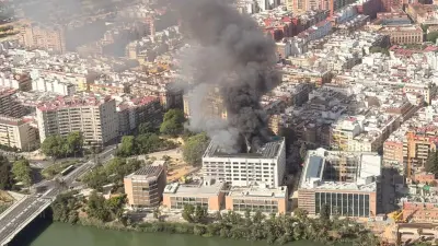 Imagen aérea de la columna de humo provocada por el incendio.