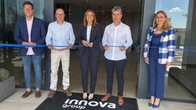 $!El corte oficial de la cinta de la nueva instalación productiva de Innova Group.