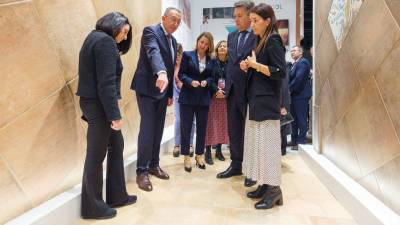 $!El empresario Manuel Rubert, con las autoridades en el estand de Natucer durante la inauguración de Cevisama 2025.