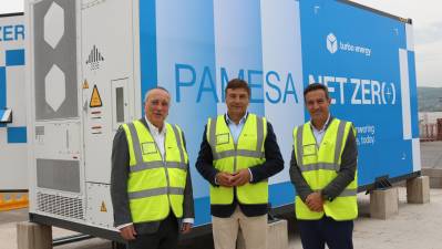 Fernando Roig, presidente de Pamesa Grupo Empresarial; Antonio Miranda, director general de Energía y Minas; y Enrique Selva, CEO de Umbrella Global Energy, durante la visita a una de las instalaciones operativas de Pamesa Net Zero.