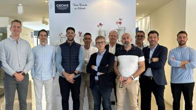 Parte del equipo comercial de Grupo Ibricks, junto a David Ruiz, Field DIY Manager de Grohe; Jose Antonio Cáceres, Area Manager Sur de Grohe; y Alfredo Clemente, Area Manager Catalunya de Grohe, en las instalaciones del fabricante en Barcelona.