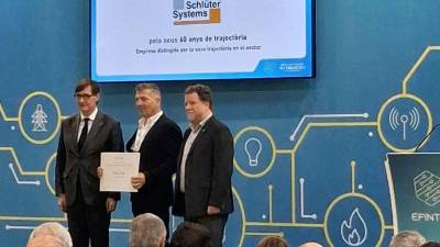 $!Salvador Illa, president de la Generalitat de Catalunya; Timoteo Martín, Product Manager para España y Portugal de Schlüter-Systems; y Èric Martí Bonet, presidente de la Federación de Gremios de Instaladores de Cataluña.