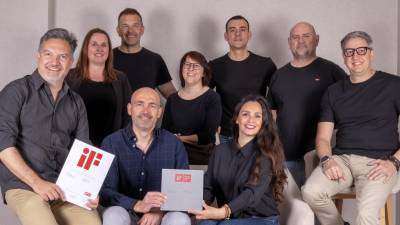 Parte del equipo de Cifre Cerámica con el iF Design Award 2026.