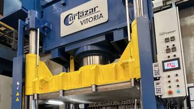 $!Molde Azul incorpora una nueva prensa hidráulica de gran formato para ampliar su capacidad productiva