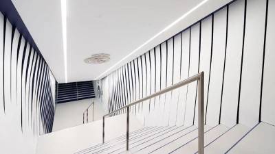 Túnel de acceso al terreno de juego del Bernabéu realizado con Krion 1100 Snow White y Krion 6704 Navy Blue.