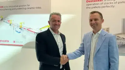 Pietro Zini, CEO de Marfin, junto a Daniel Plá, máximo responsable de Keeltek en el estand comercial de la compañía italiana en la última edición de Tecna, en Rímini.